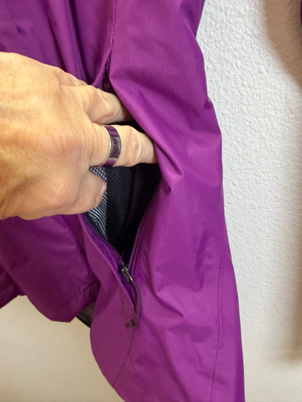 Columbia Women's Magenta Lightweight Waterproof Jacket - Picture 4 of 11